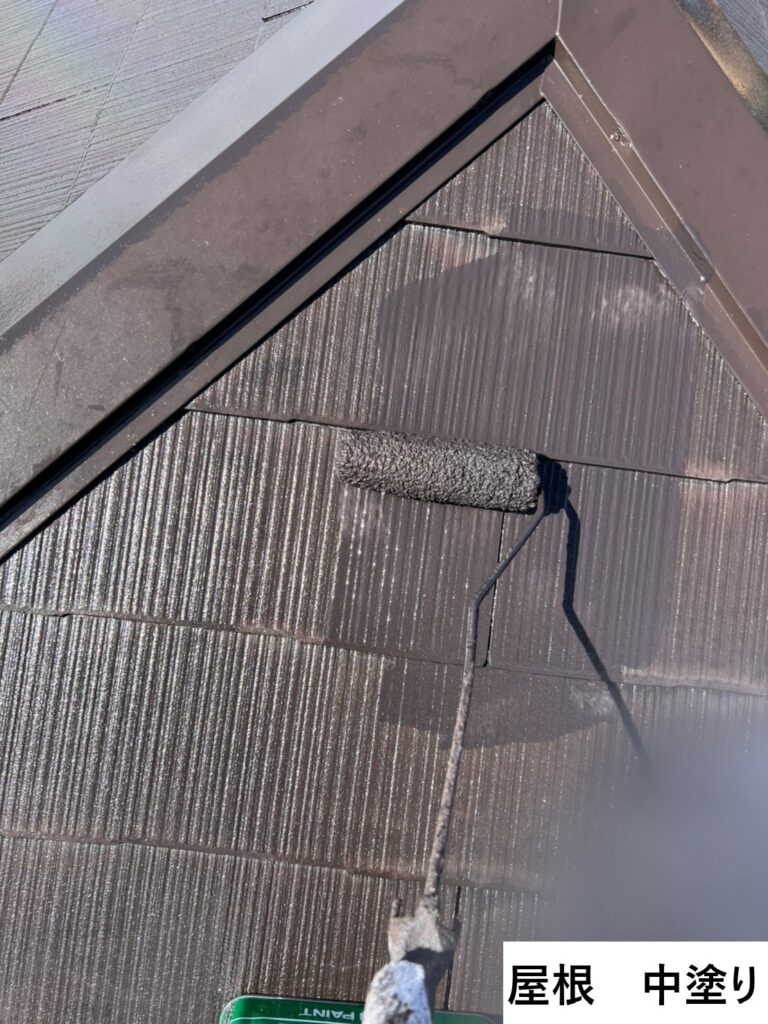 屋根の中塗りを行います。<br />
屋根の劣化を放置すると雨が入り込みやすくなり建物内部の腐食が発生しやすくなります。